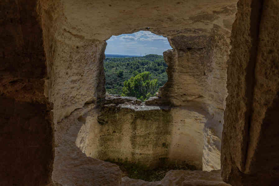 Francia - Beaucaire 020 - abadía troglodita de Saint-Roman.jpg